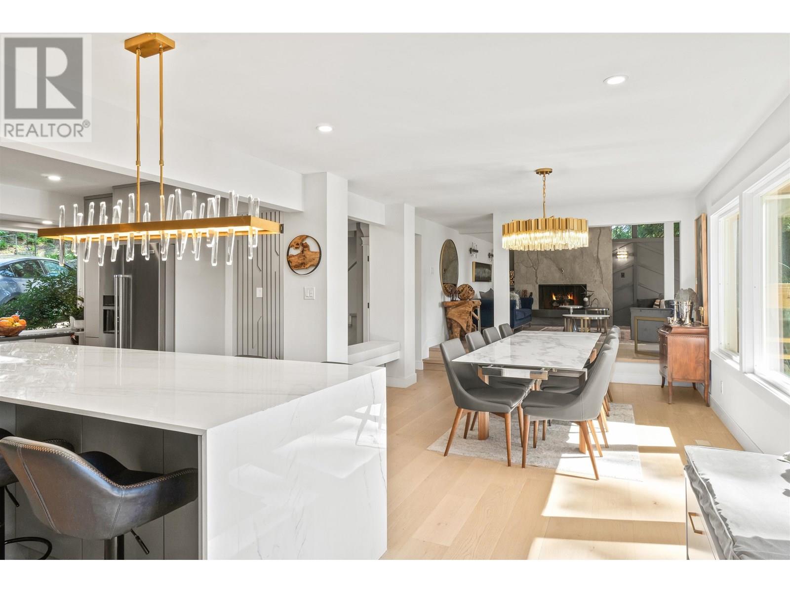 Photo 5 of 615 E Kings Road, North Vancouver BC