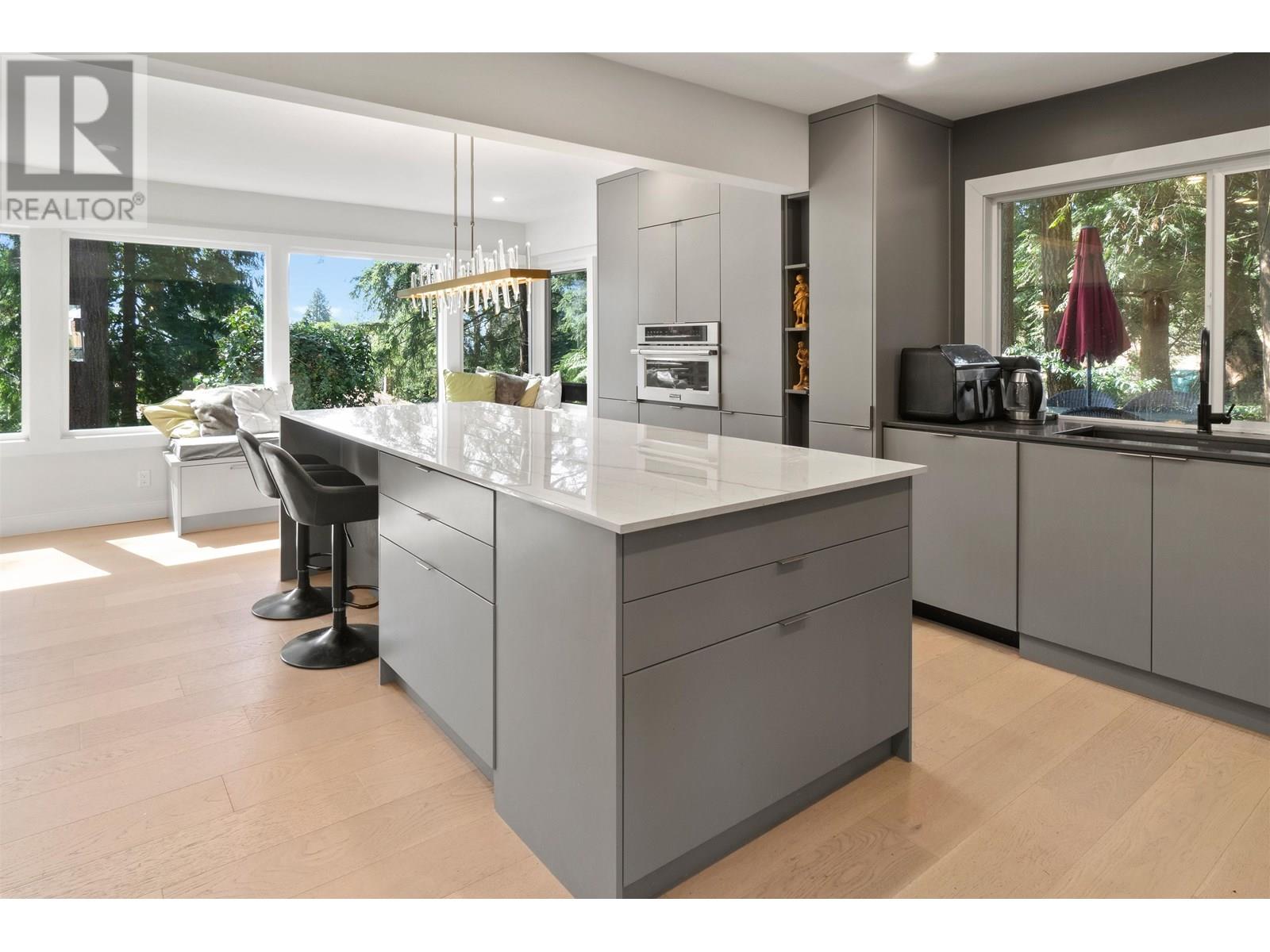Photo 8 of 615 E Kings Road, North Vancouver BC