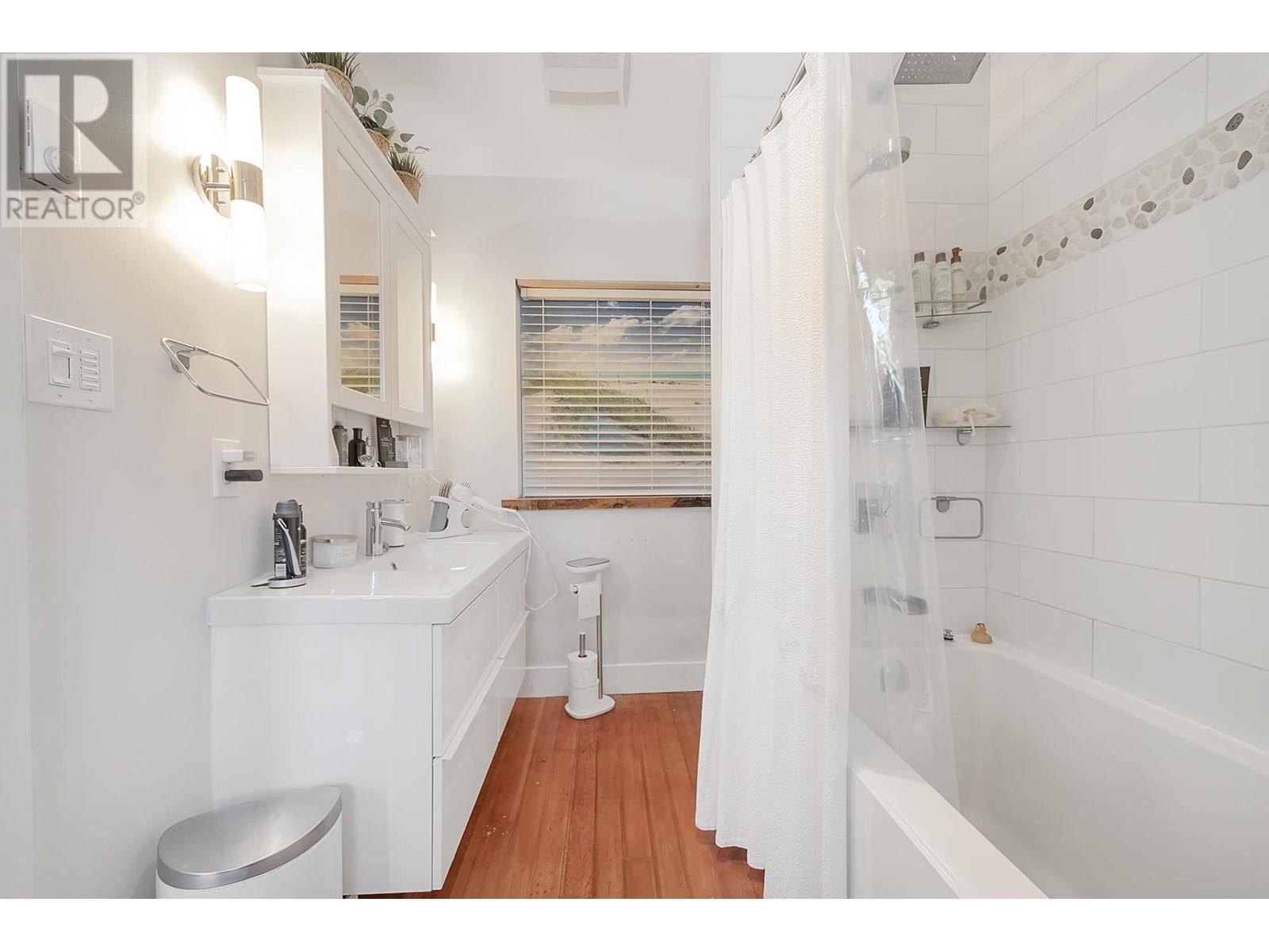 Photo 13 of 153 W 19th Avenue, Vancouver BC