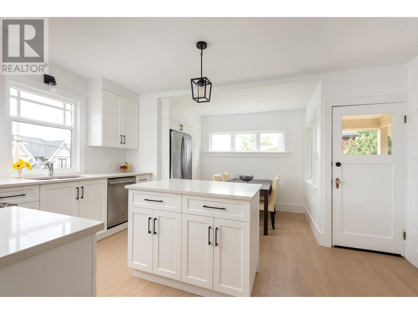 Photo 10 of 631 Second Street, New Westminster BC
