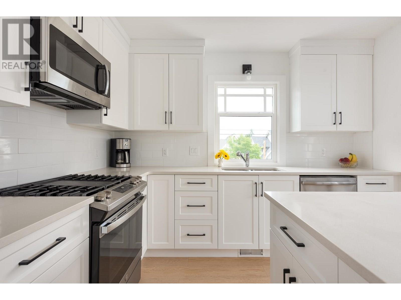 Photo 12 of 631 Second Street, New Westminster BC