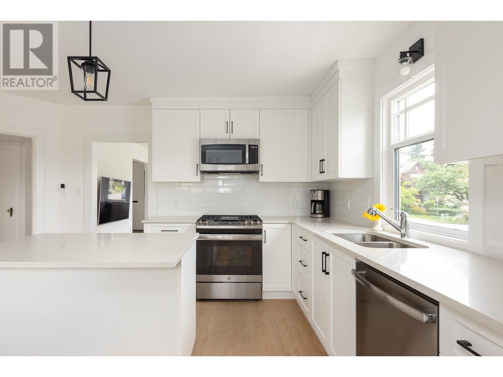 Photo 13 of 631 Second Street, New Westminster BC