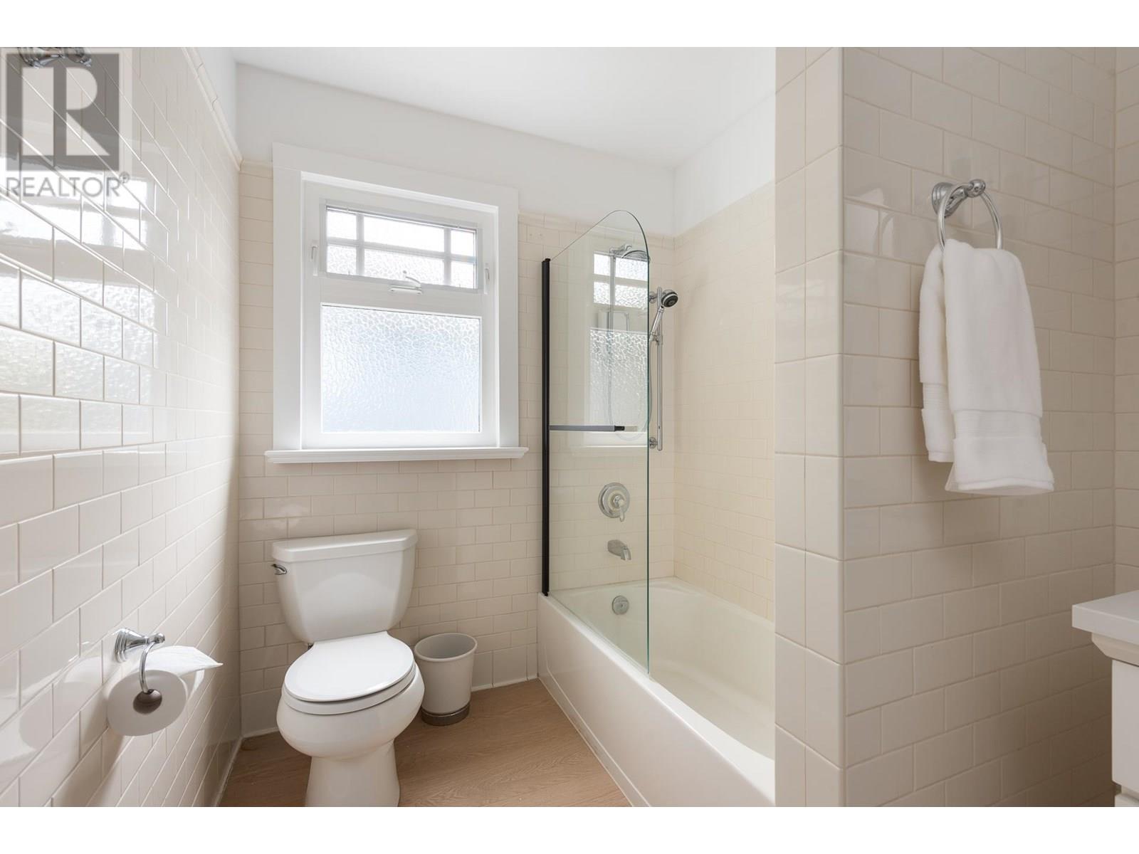 Photo 18 of 631 Second Street, New Westminster BC
