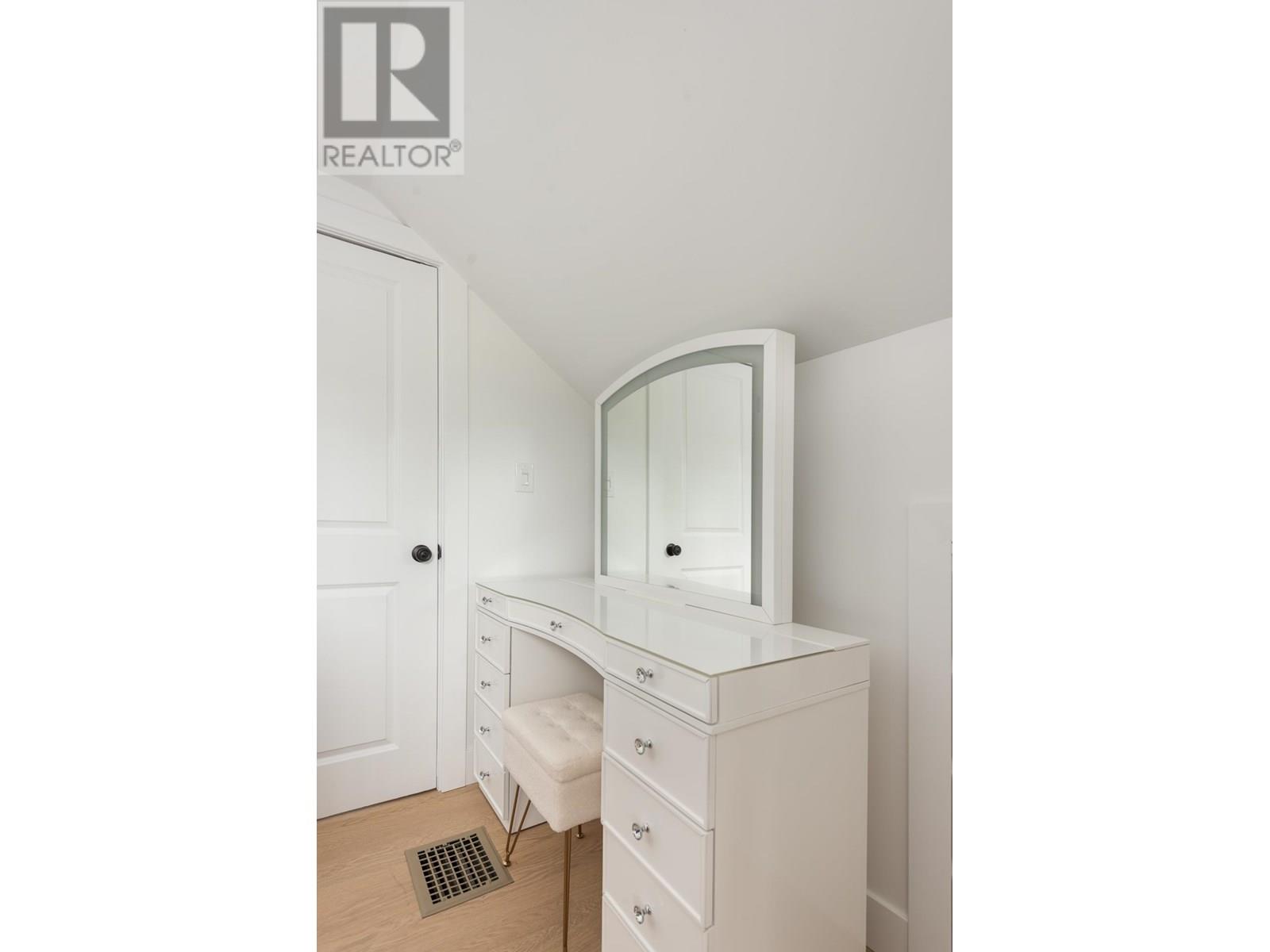 Photo 22 of 631 Second Street, New Westminster BC