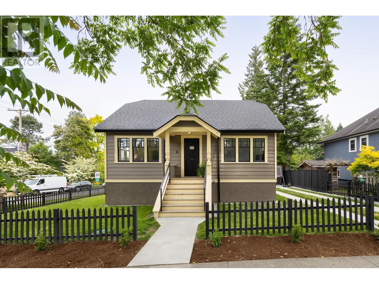 Photo 3 of 631 Second Street, New Westminster BC