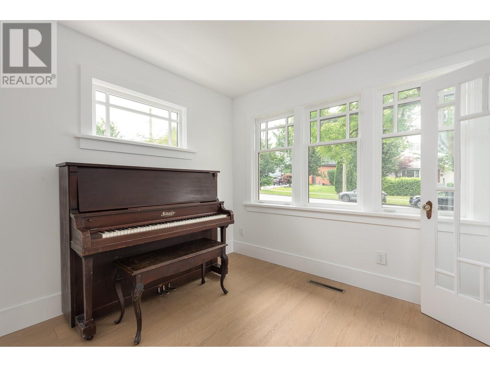 Photo 6 of 631 Second Street, New Westminster BC