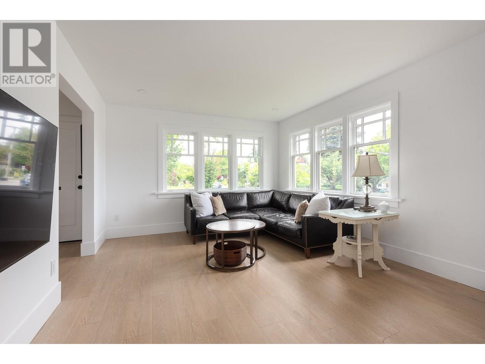 Photo 9 of 631 Second Street, New Westminster BC