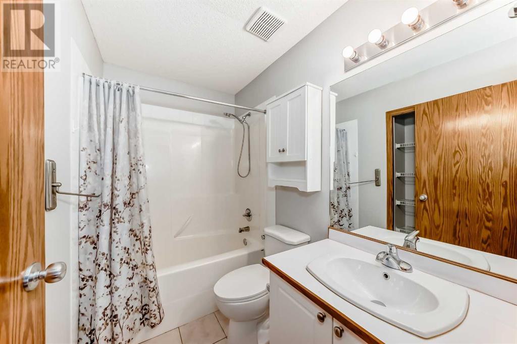 Single Family House for Sale in  Country Hills Way NW Country Hills Calgary 