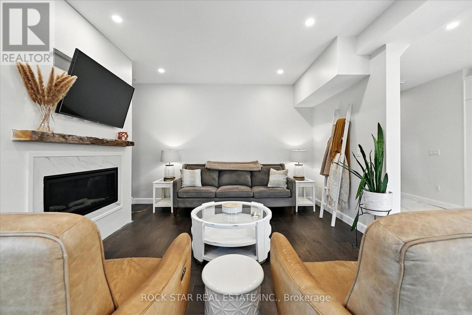 Photo 6 of 27 Blackburn Lane, Hamilton ON