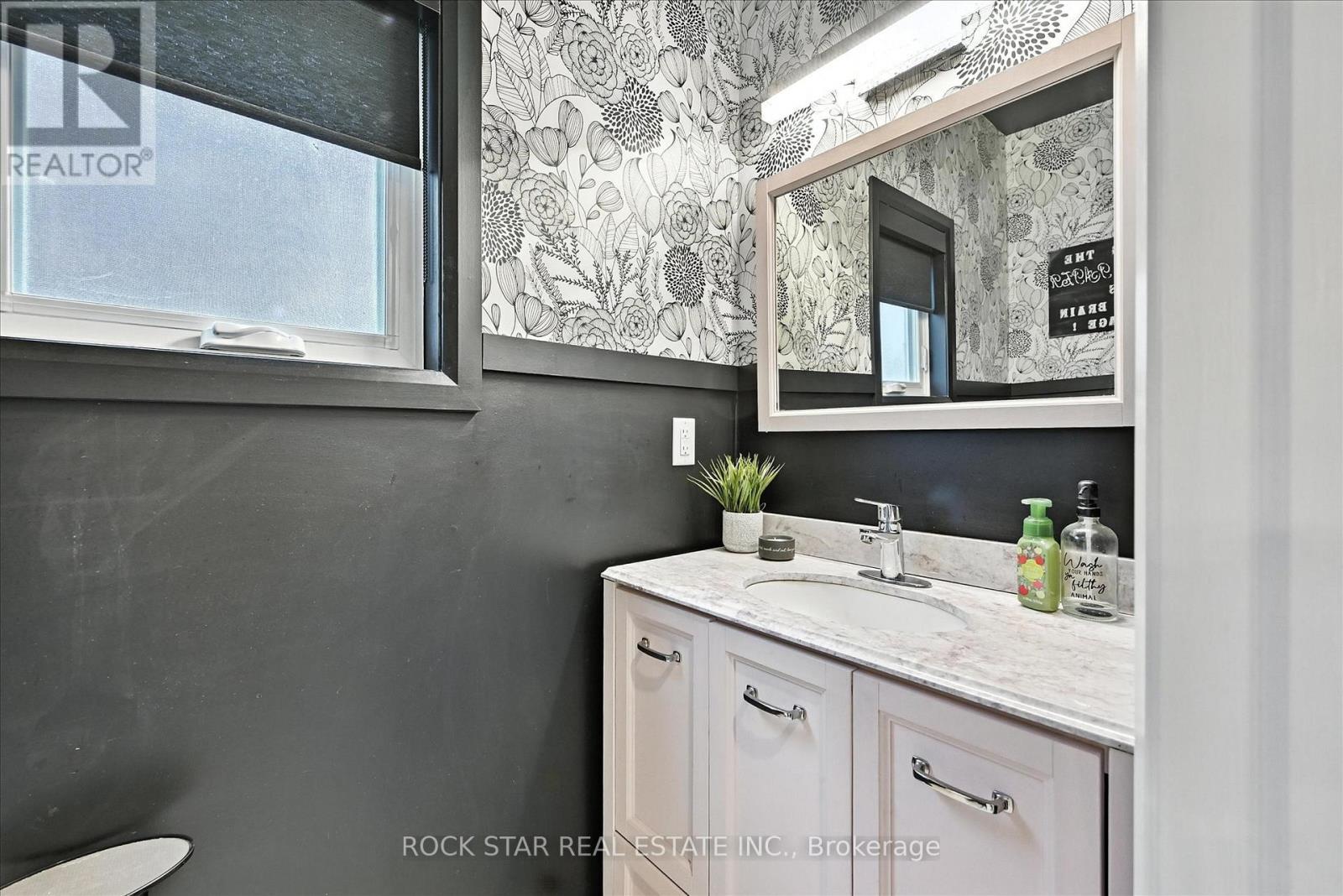 Photo 23 of 27 Blackburn Lane, Hamilton ON