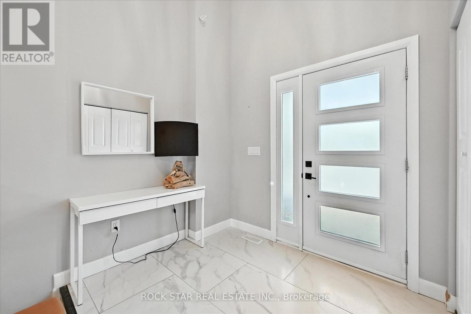Photo 5 of 27 Blackburn Lane, Hamilton ON