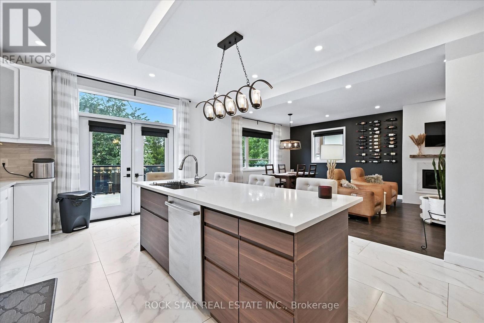 Photo 3 of 27 Blackburn Lane, Hamilton ON