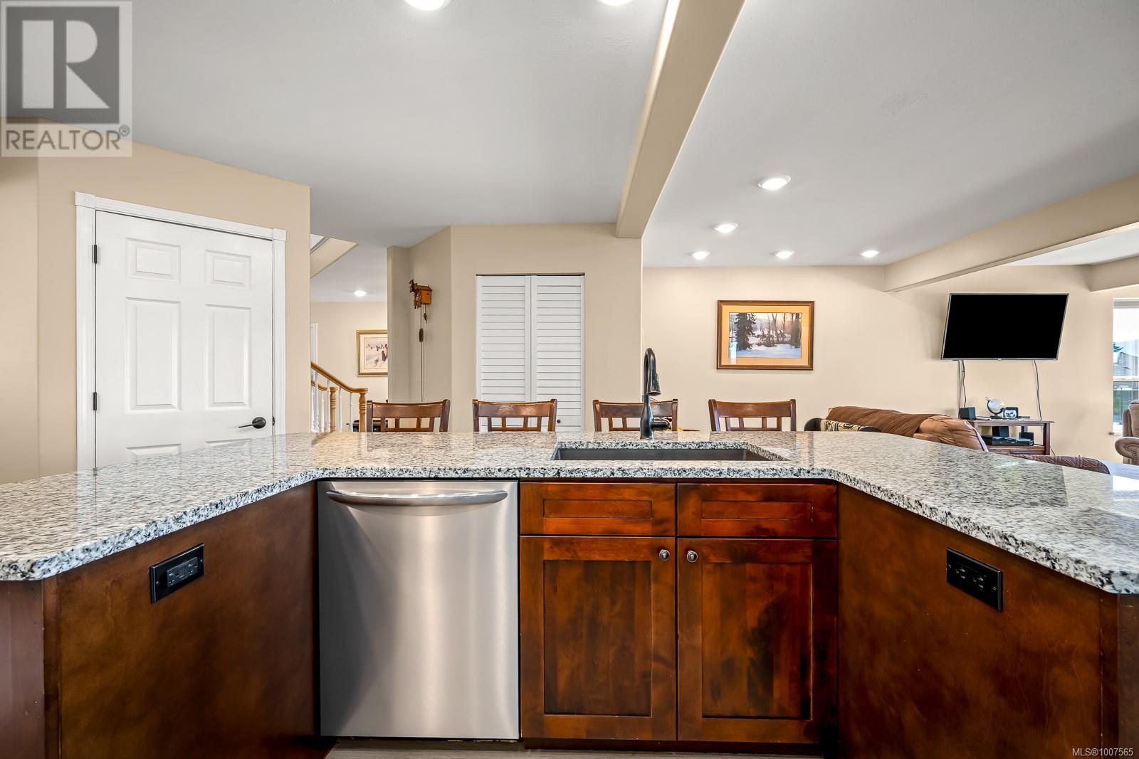 Photo 15 of 1418 Valley View Dr, Courtenay BC
