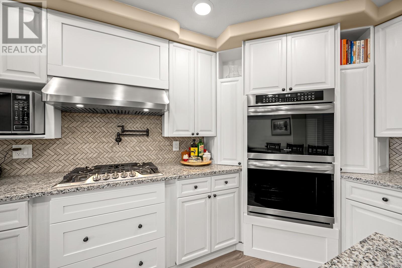 Photo 16 of 1418 Valley View Dr, Courtenay BC