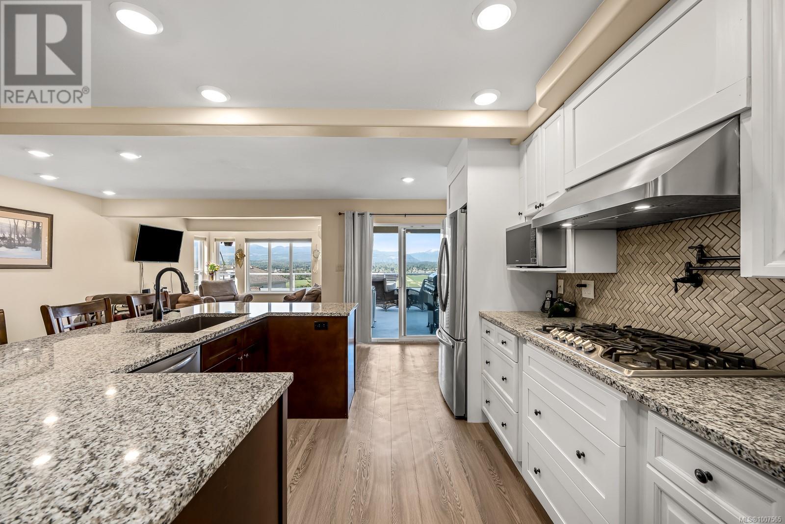 Photo 17 of 1418 Valley View Dr, Courtenay BC
