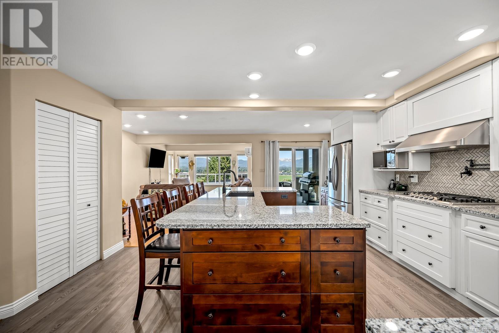 Photo 18 of 1418 Valley View Dr, Courtenay BC