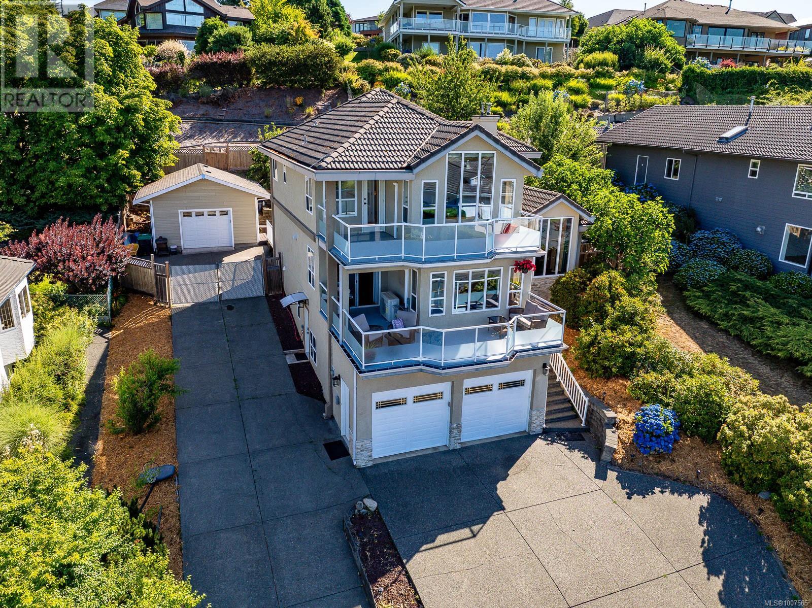 Photo 2 of 1418 Valley View Dr, Courtenay BC