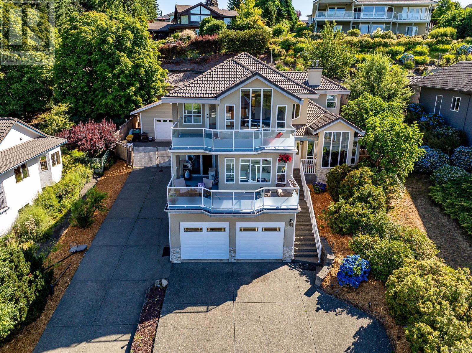 Photo 3 of 1418 Valley View Dr, Courtenay BC