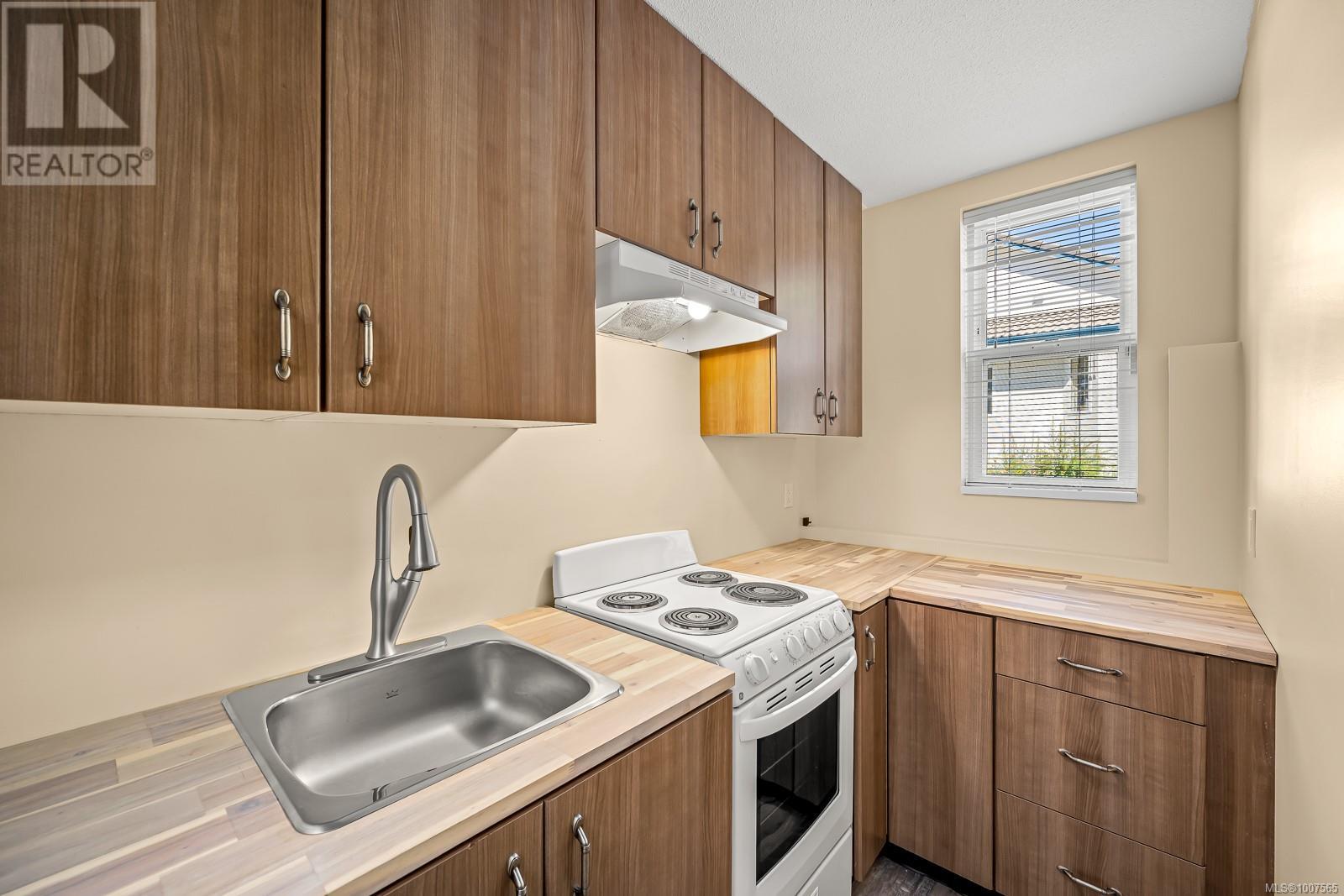 Photo 42 of 1418 Valley View Dr, Courtenay BC