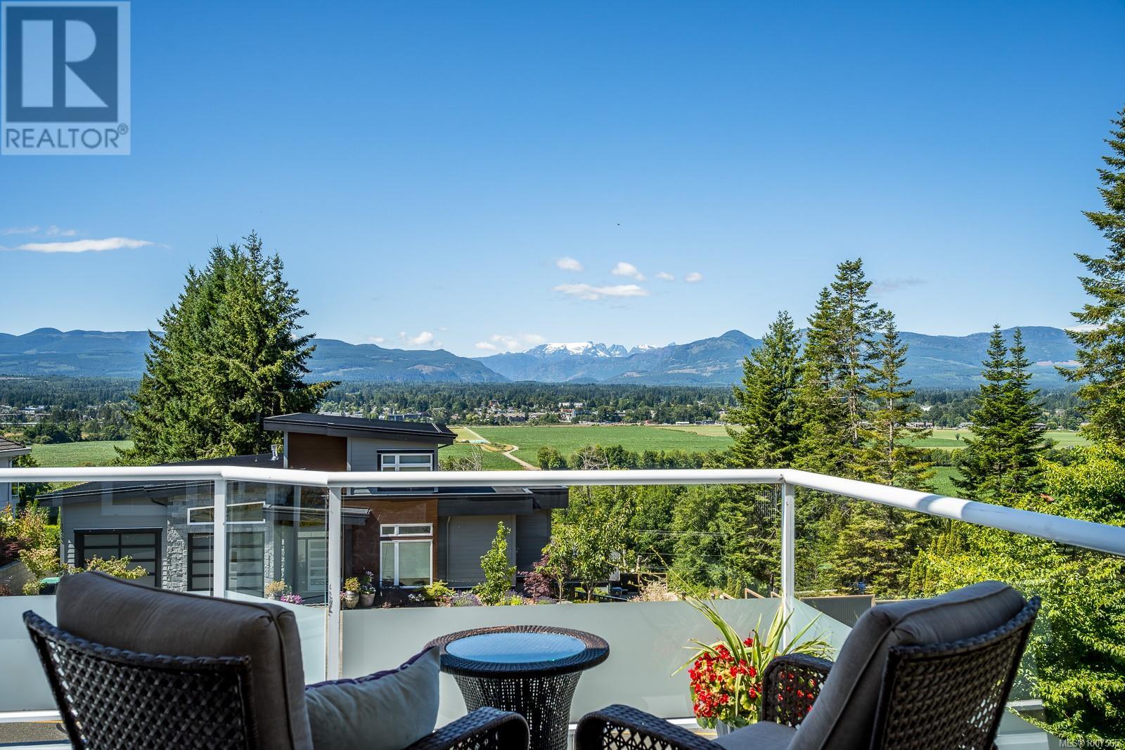 Photo 6 of 1418 Valley View Dr, Courtenay BC