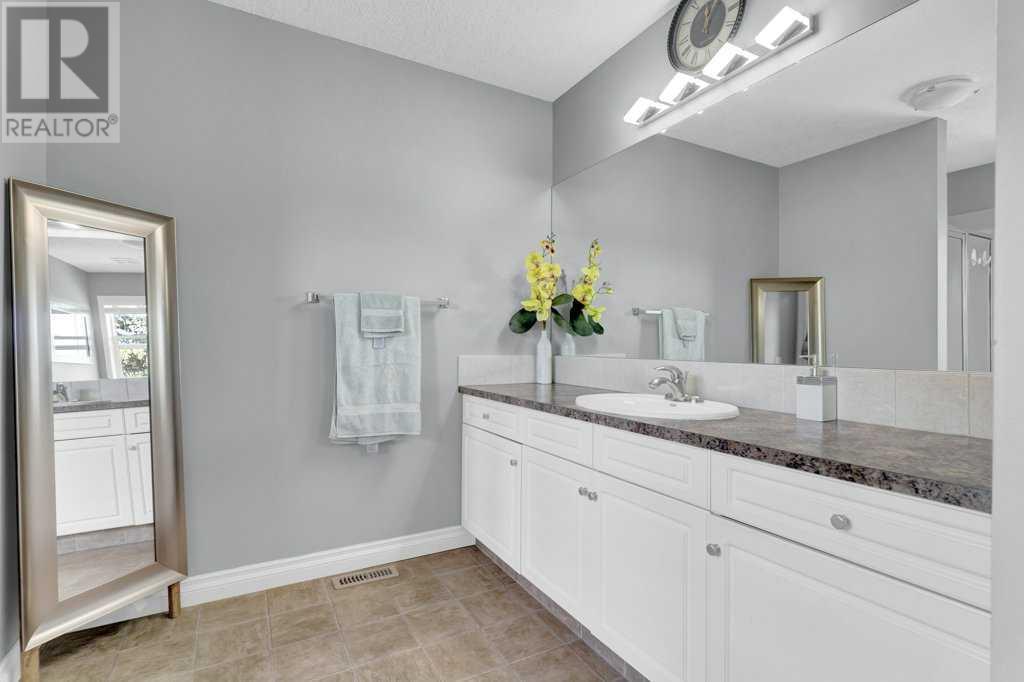 Photo 25 of 558 Fairways Crescent Nw, Airdrie AB