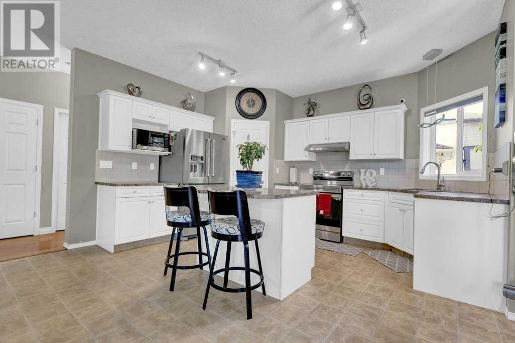 Photo 12 of 558 Fairways Crescent Nw, Airdrie AB