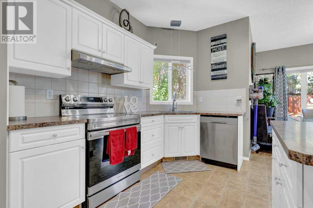 Photo 13 of 558 Fairways Crescent Nw, Airdrie AB
