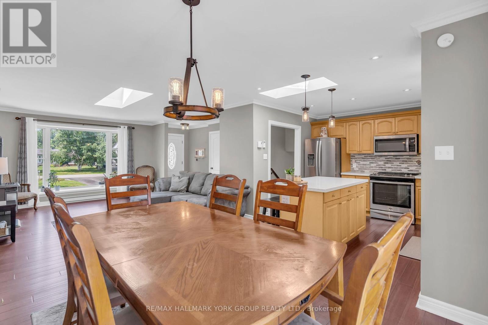 Photo 12 of 15 Brook Crescent, Georgina ON