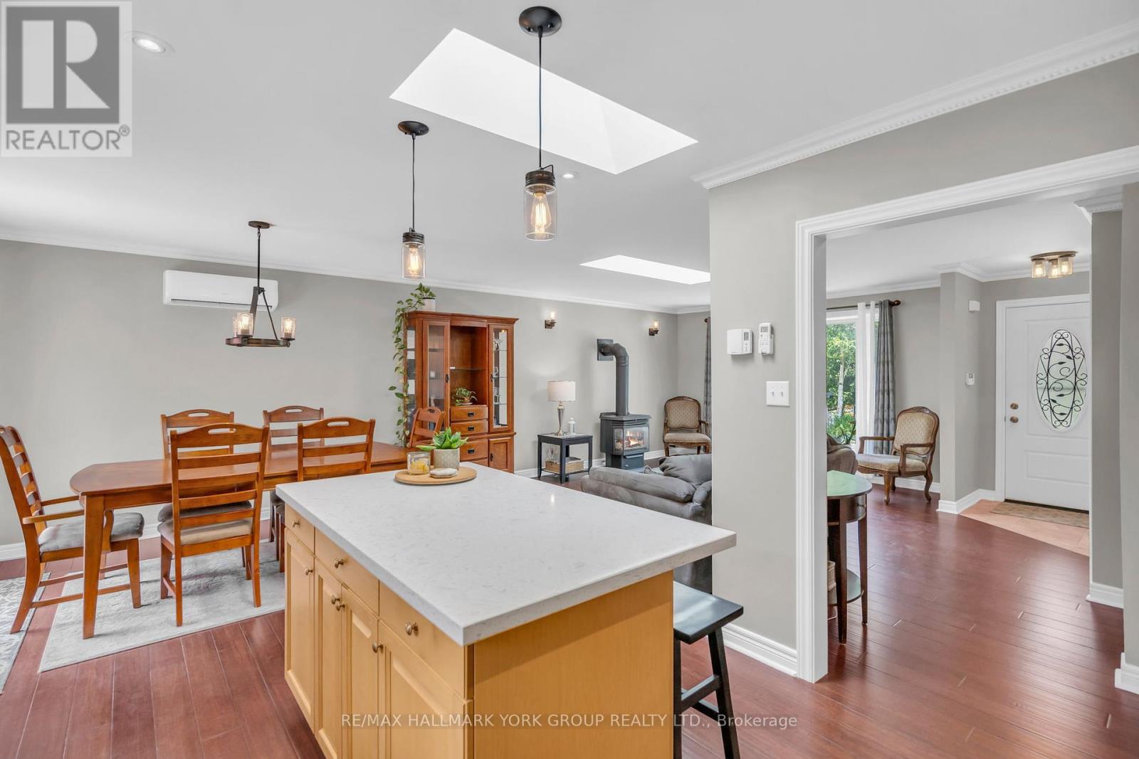 Photo 13 of 15 Brook Crescent, Georgina ON