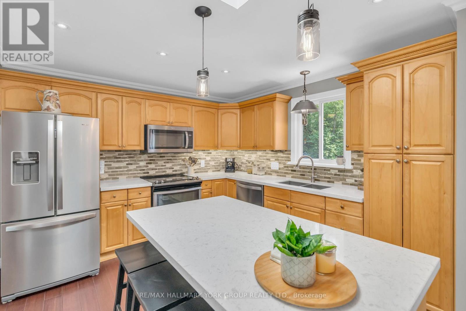 Photo 14 of 15 Brook Crescent, Georgina ON