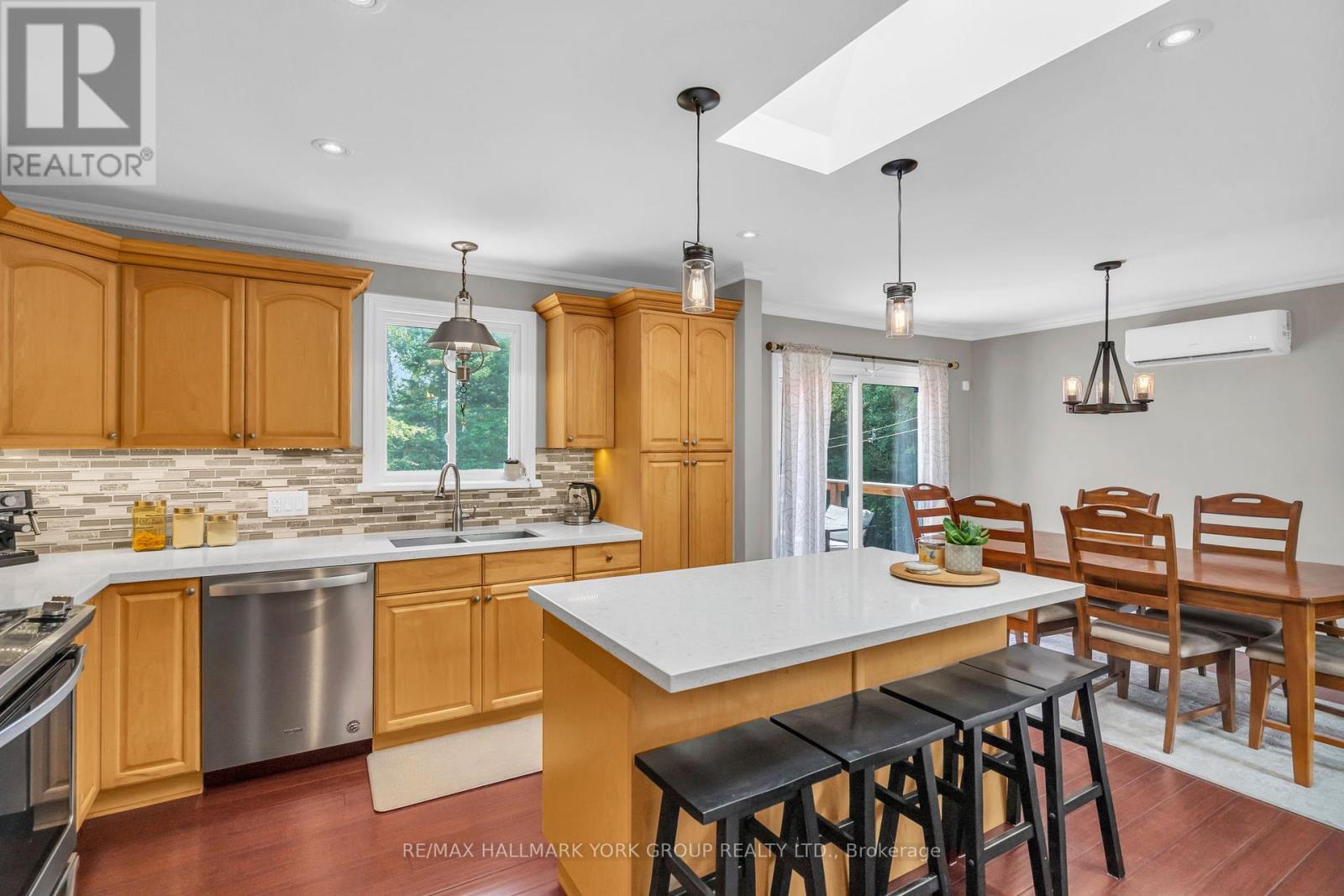 Photo 16 of 15 Brook Crescent, Georgina ON