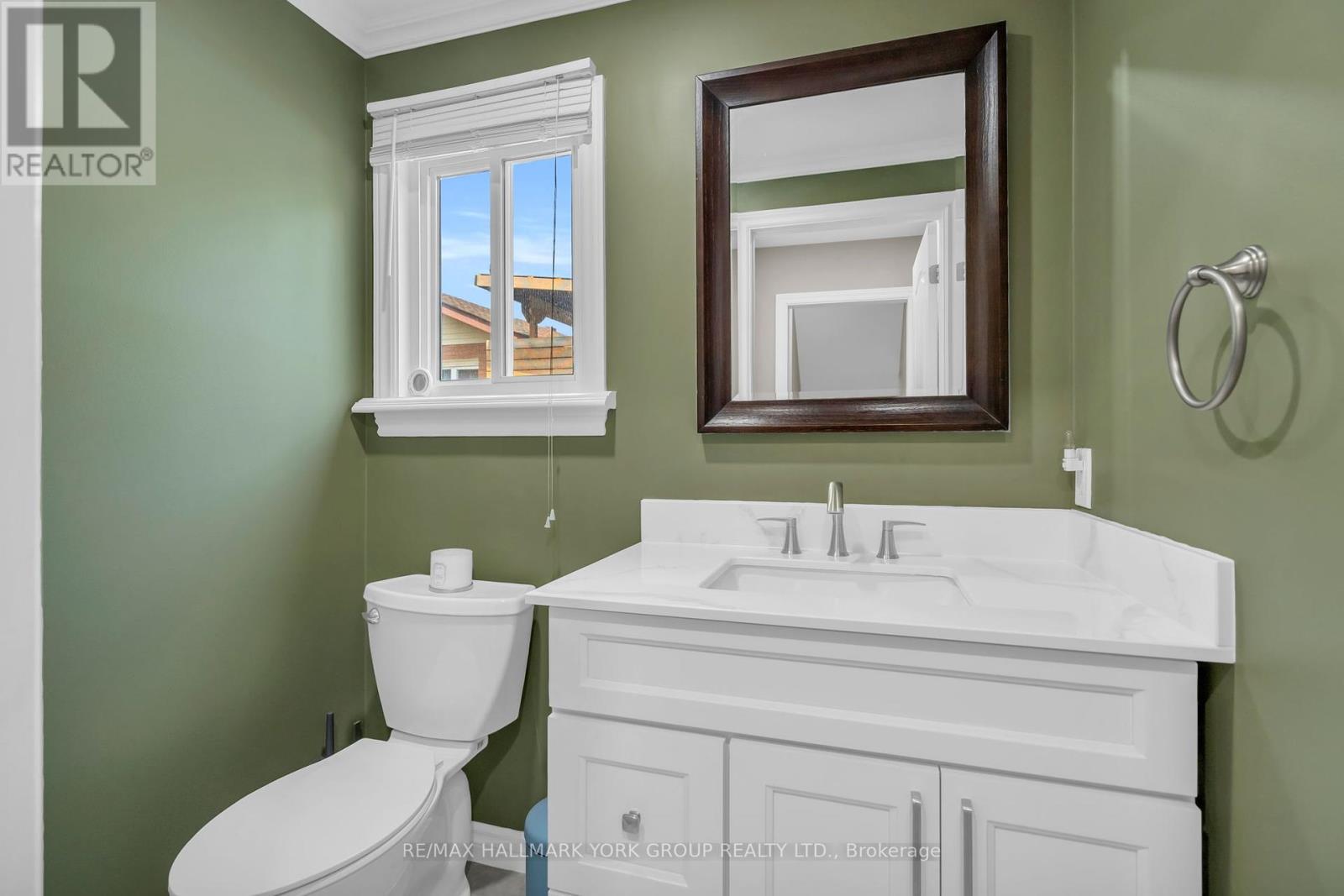 Photo 24 of 15 Brook Crescent, Georgina ON