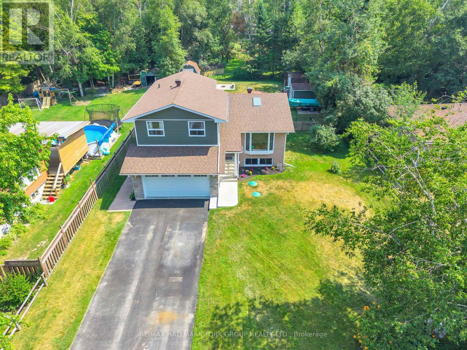 Photo 3 of 15 Brook Crescent, Georgina ON