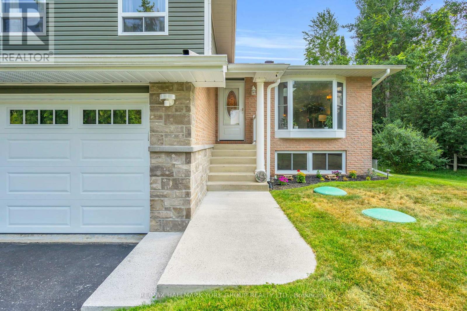 Photo 4 of 15 Brook Crescent, Georgina ON