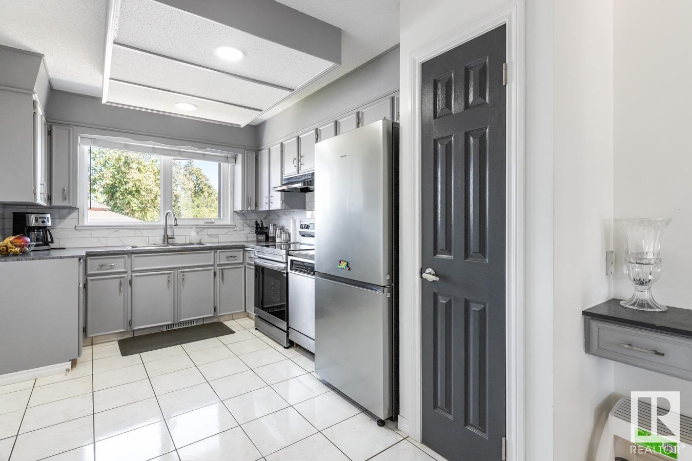 Photo 10 of 255 Humberstone Rd Nw, Edmonton AB