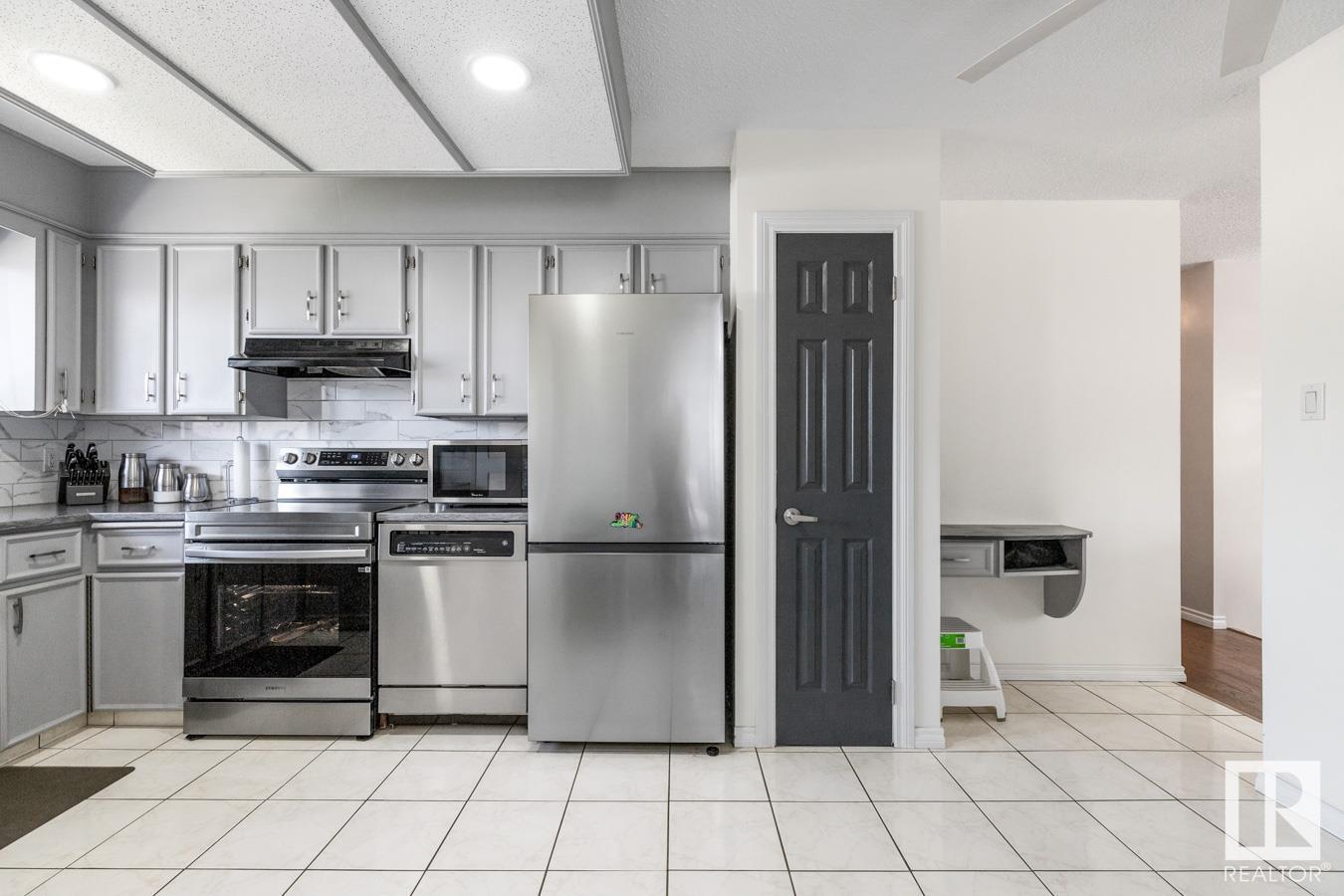 Photo 12 of 255 Humberstone Rd Nw, Edmonton AB