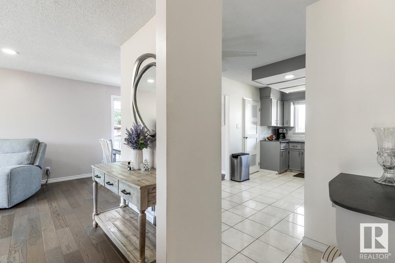 Photo 9 of 255 Humberstone Rd Nw, Edmonton AB