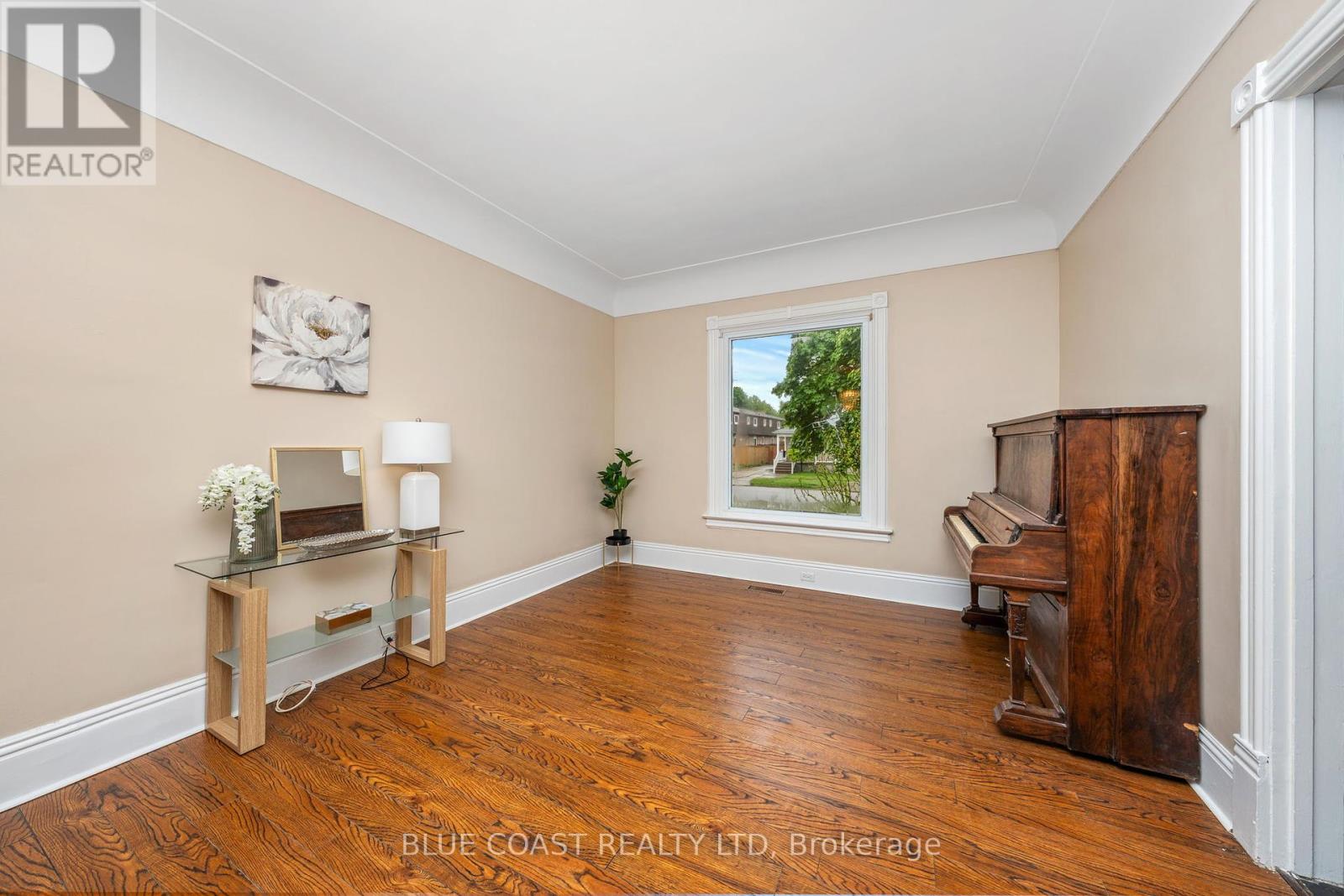 Photo 19 of 156 Queen Street, Sarnia ON