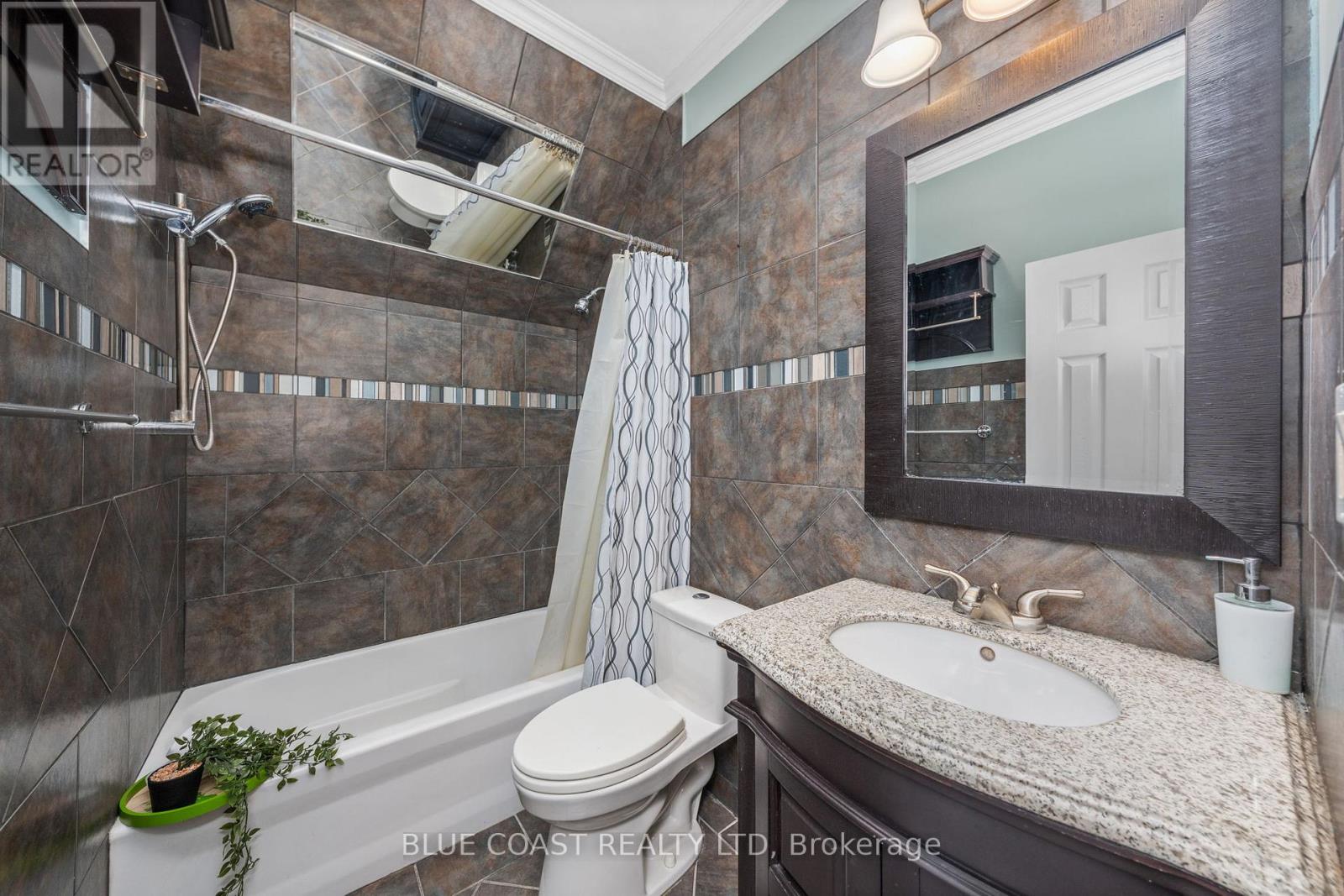 Photo 36 of 156 Queen Street, Sarnia ON