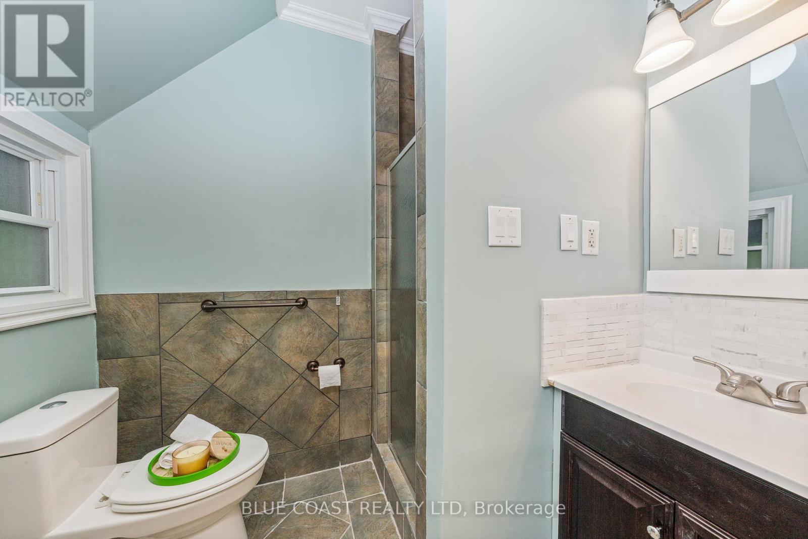 Photo 37 of 156 Queen Street, Sarnia ON