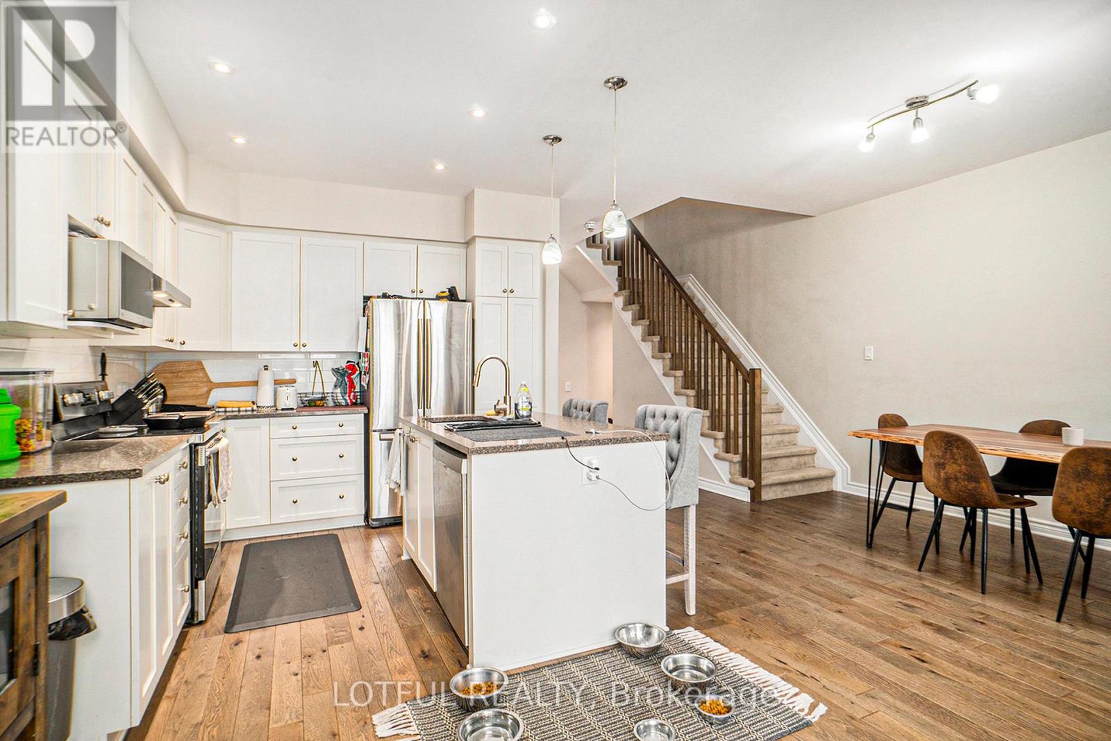 Photo 8 of 336 Rainrock Crescent, Ottawa ON