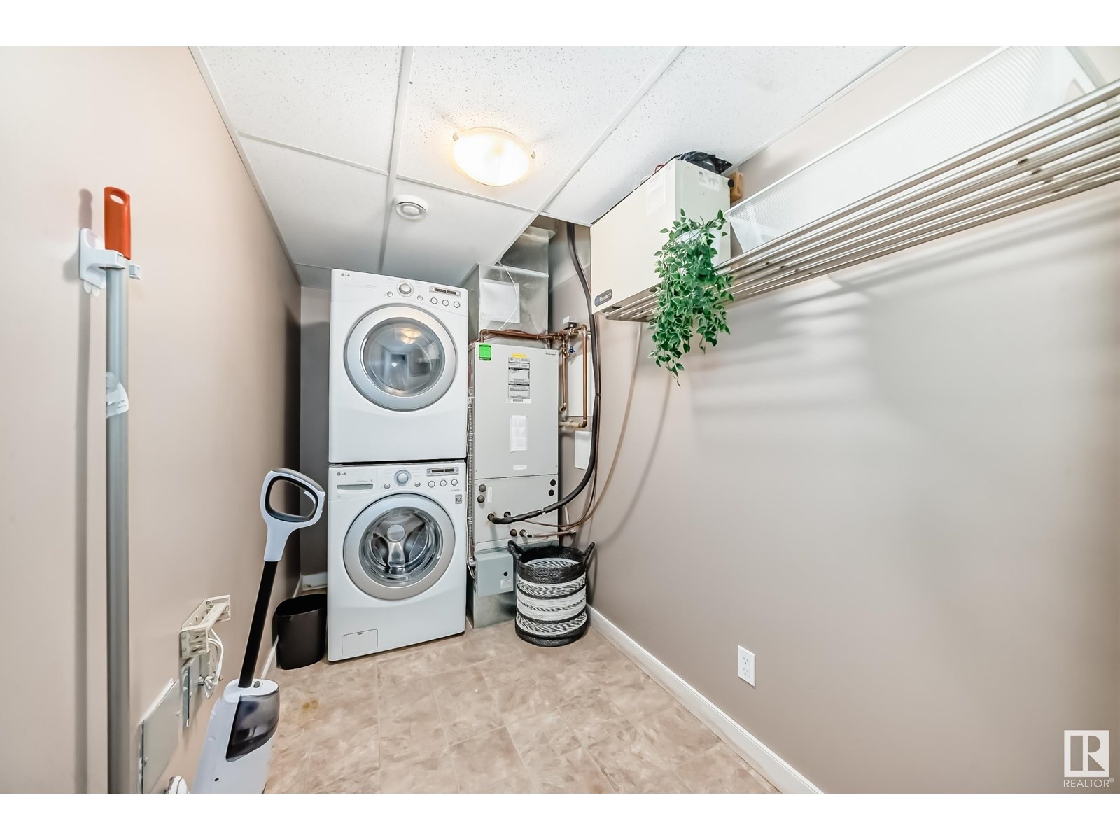 Photo 23 of 64 7293 South Terwillegar Dr Nw, Edmonton AB