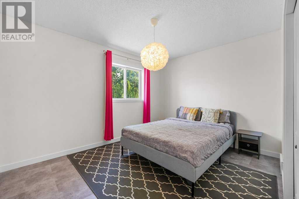 Single Family House for Sale in  Douglasdale Point SE Douglasdale/Glen Calgary 