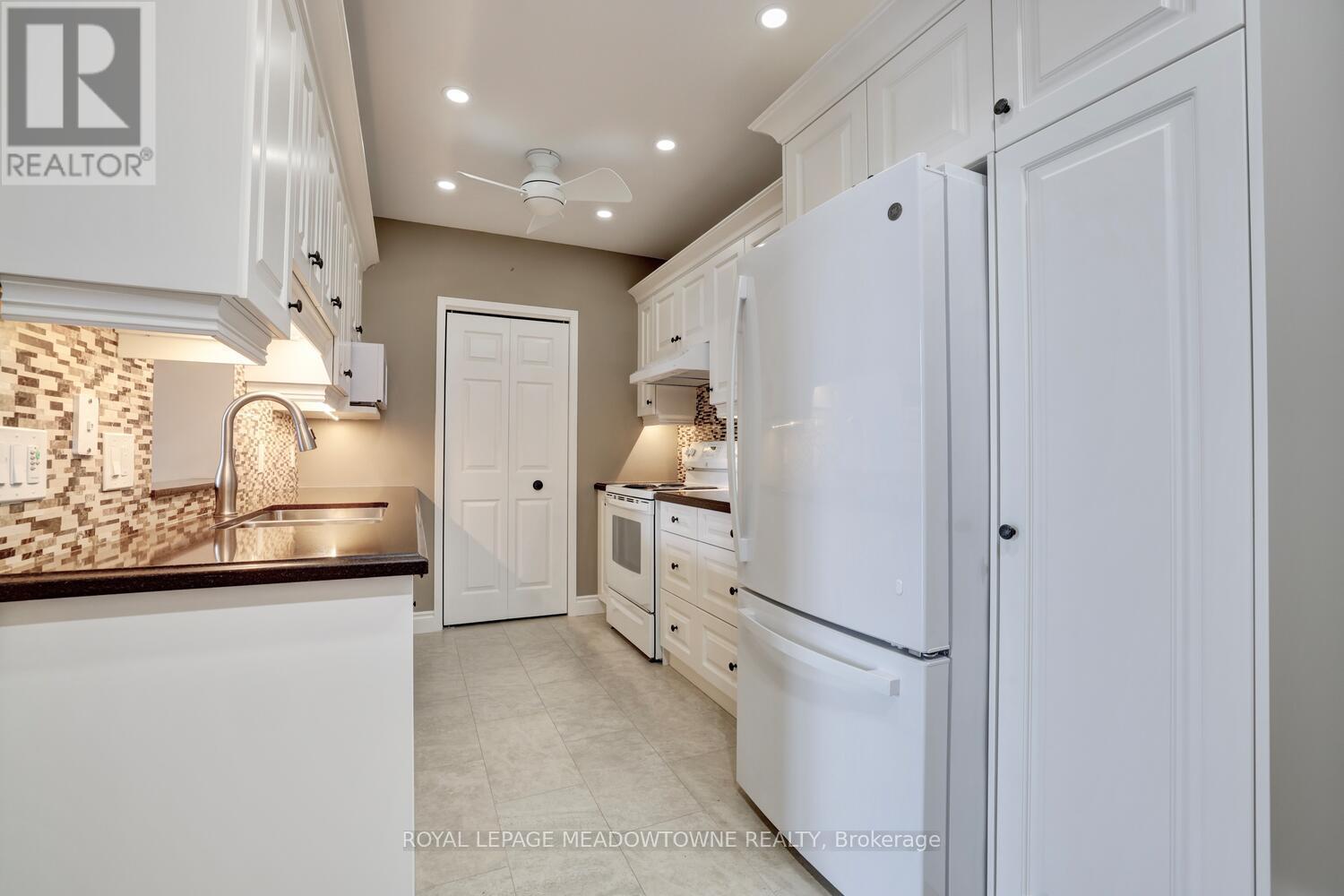 Photo 5 of 606 2075 Amherst Heights Drive, Burlington ON