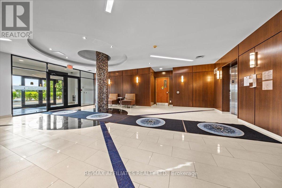 Large, luxurious foyer