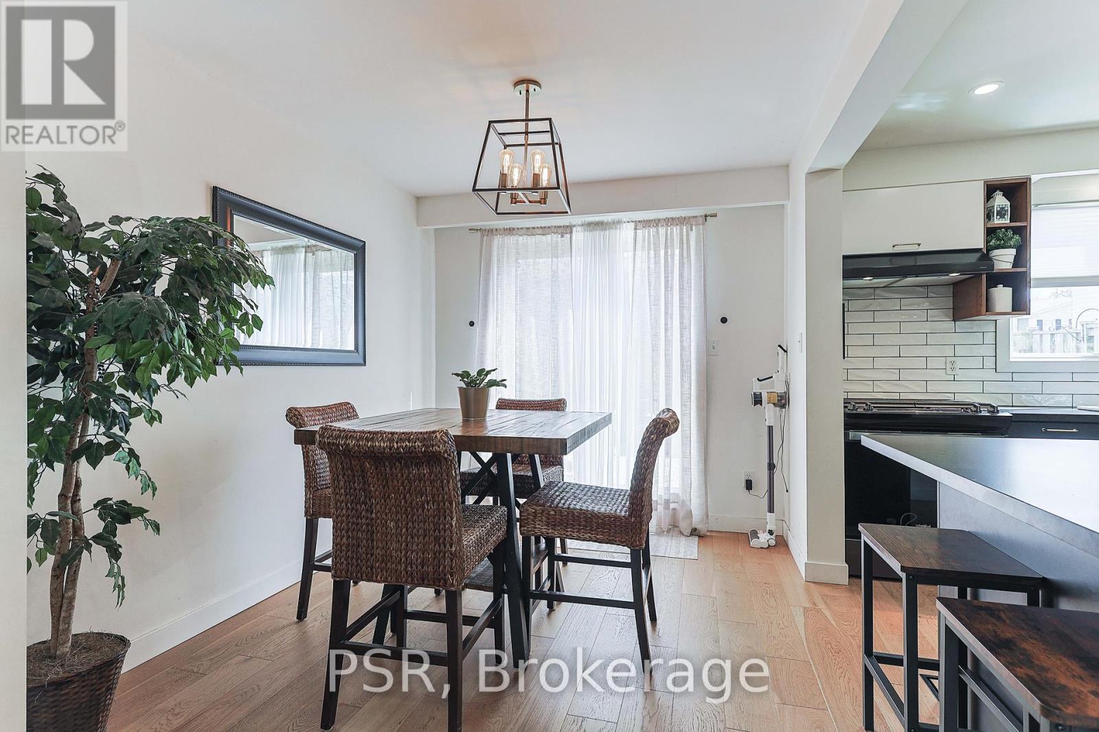 Photo 2 of 54 5475 Lakeshore Road, Burlington ON