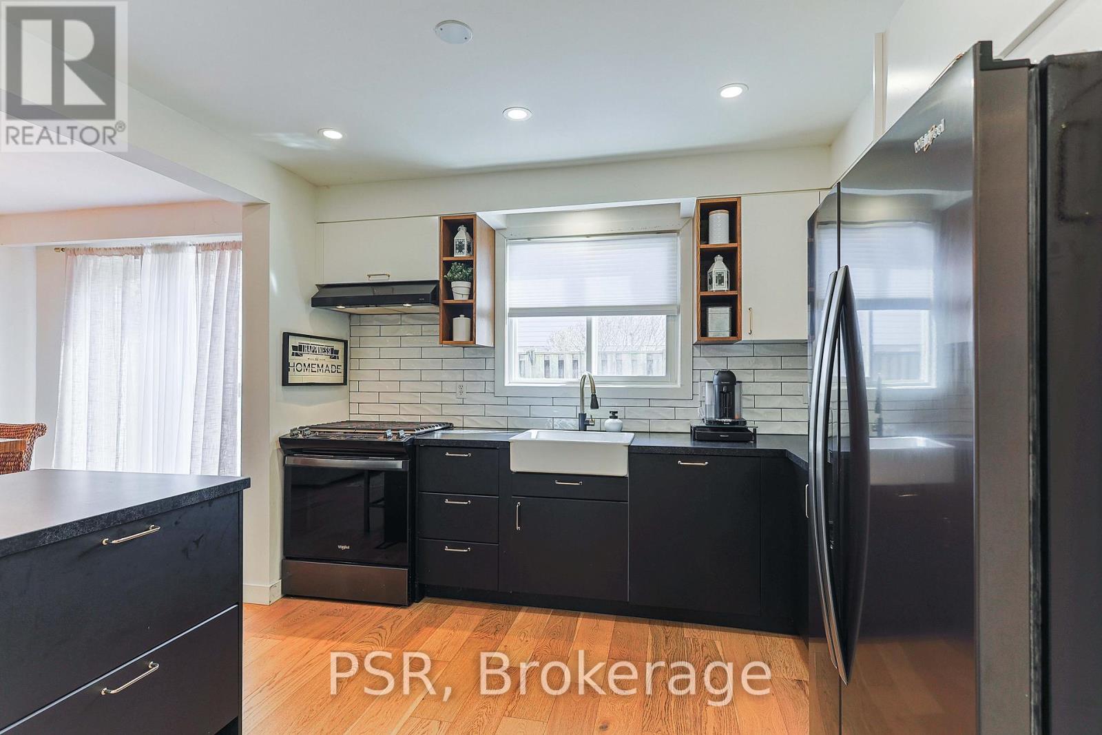 Photo 21 of 54 5475 Lakeshore Road, Burlington ON
