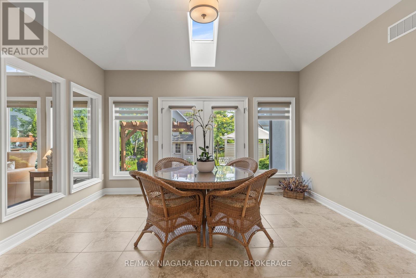 Photo 11 of 44 Stoneridge Crescent, Niagaraonthelake ON