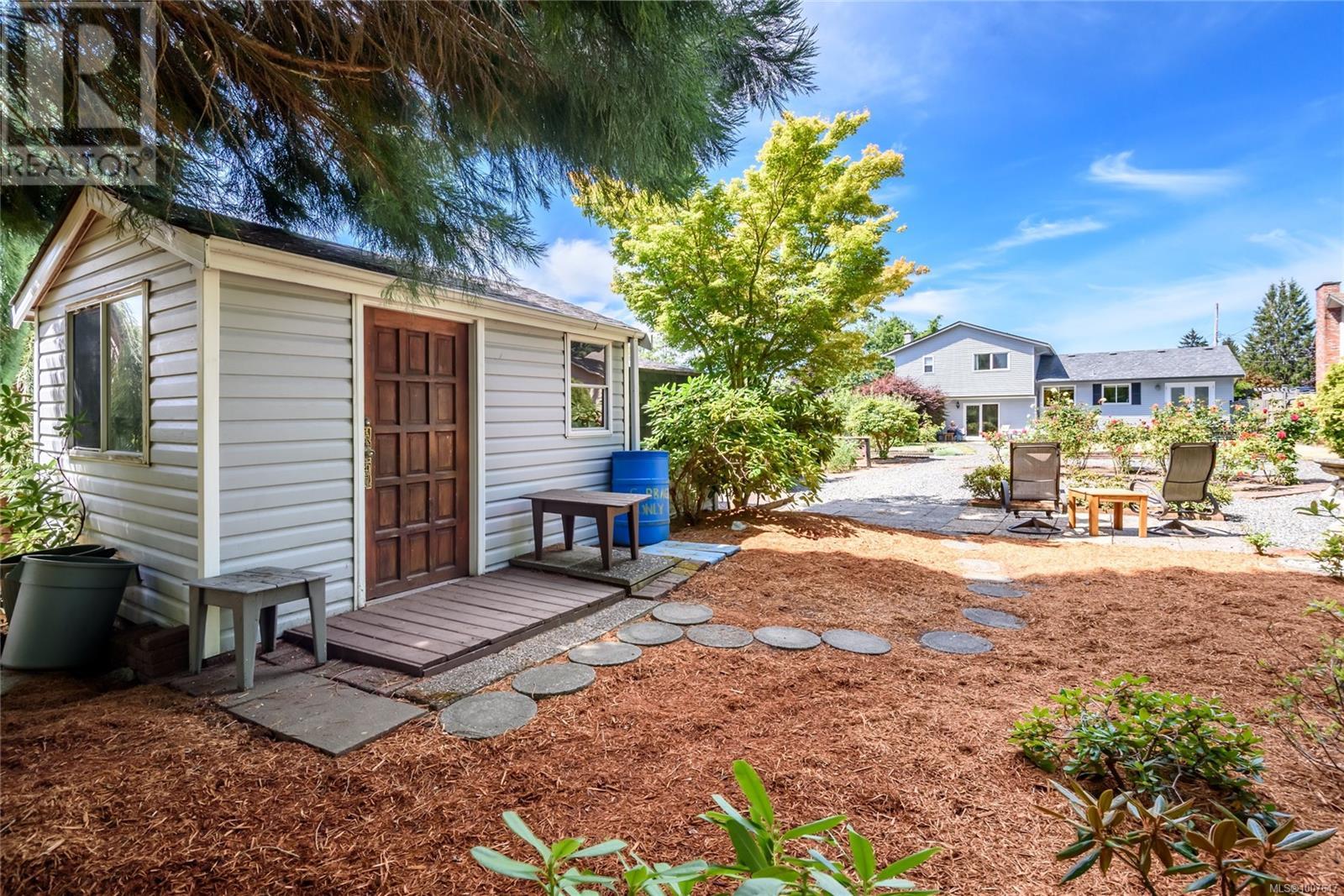 Photo 6 of 2069 Gull Ave, Comox BC