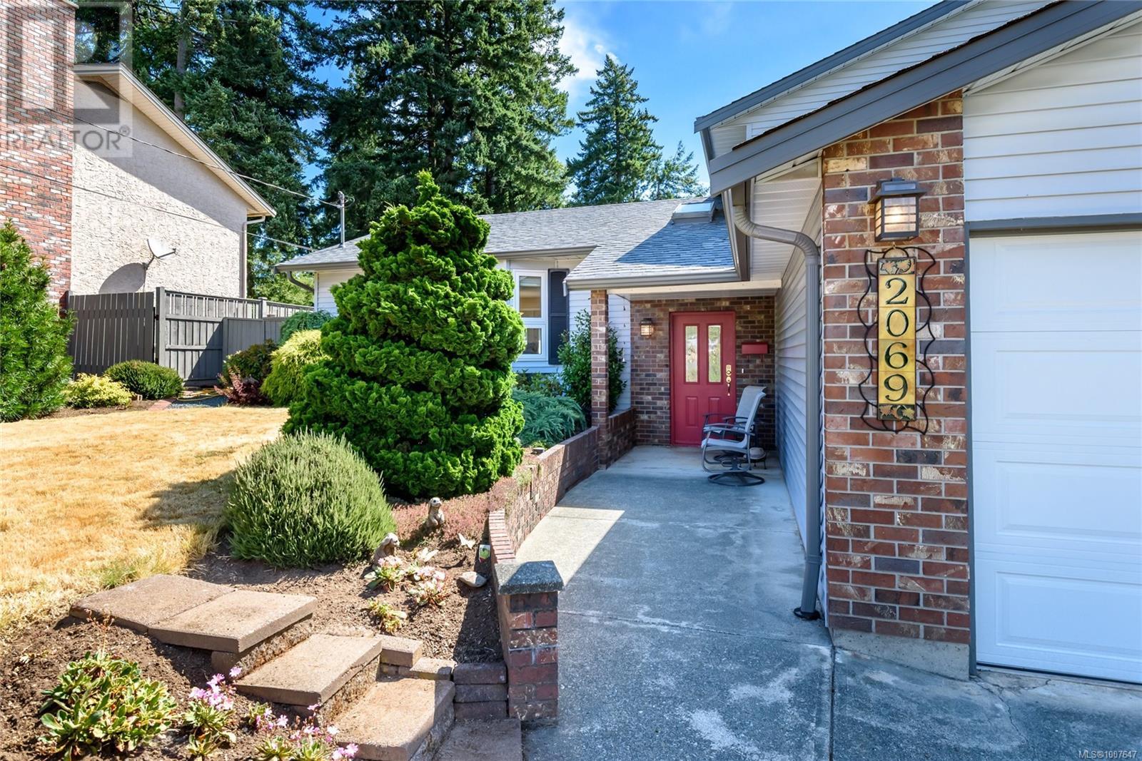 Photo 10 of 2069 Gull Ave, Comox BC